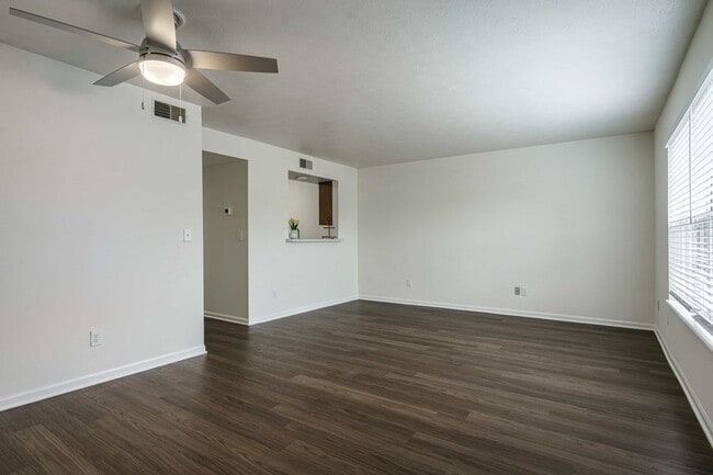 Foto del edificio - Emerald Pointe Apartments
