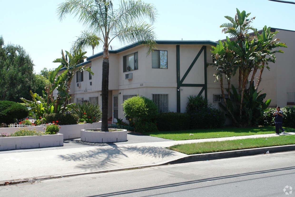 Primary Photo - 6944-6954 Coldwater Canyon Ave