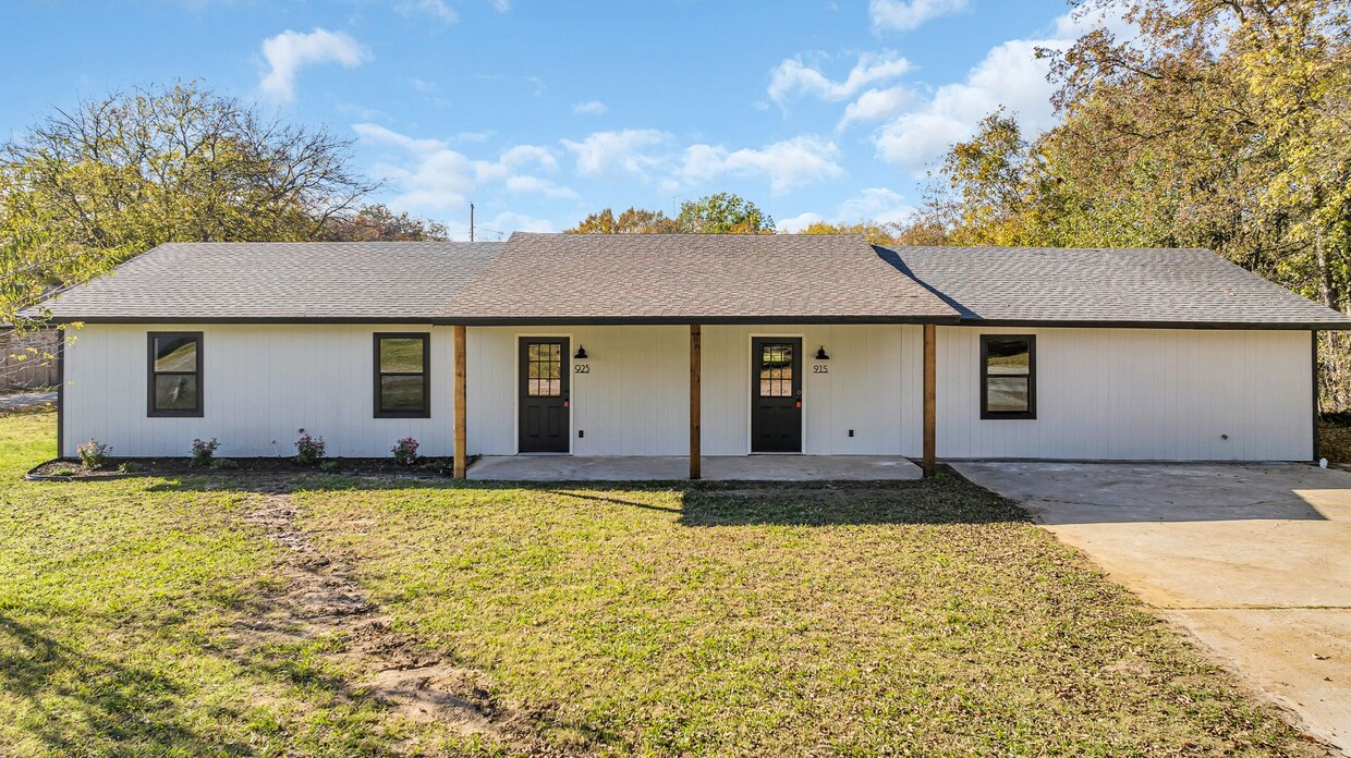 Primary Photo - 925 C Three Bedroom Duplex