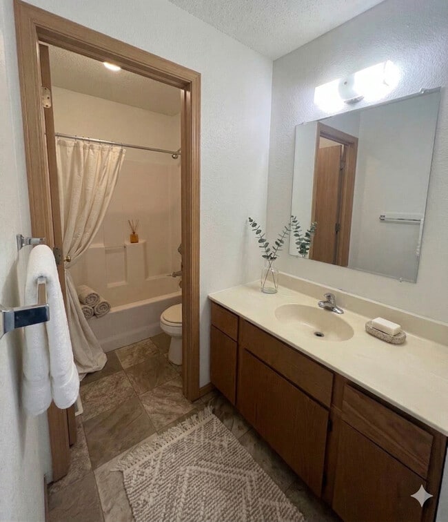 Baño, planta alta - Valleyside Townhomes