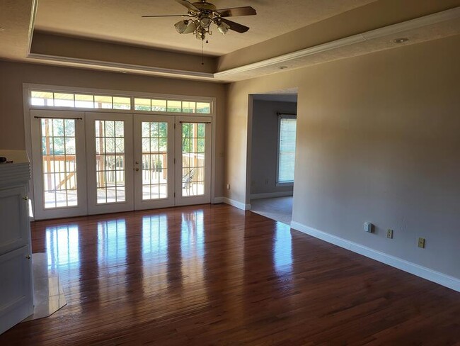 Building Photo - 245 Marengo Dr