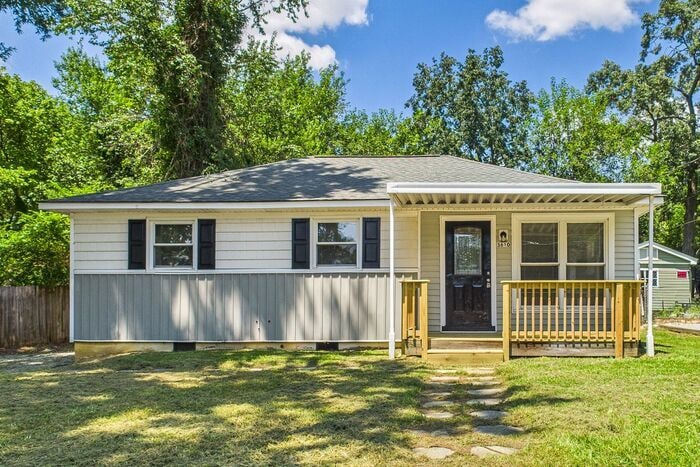 Primary Photo - Adorable Updated home off of Merritt and S...