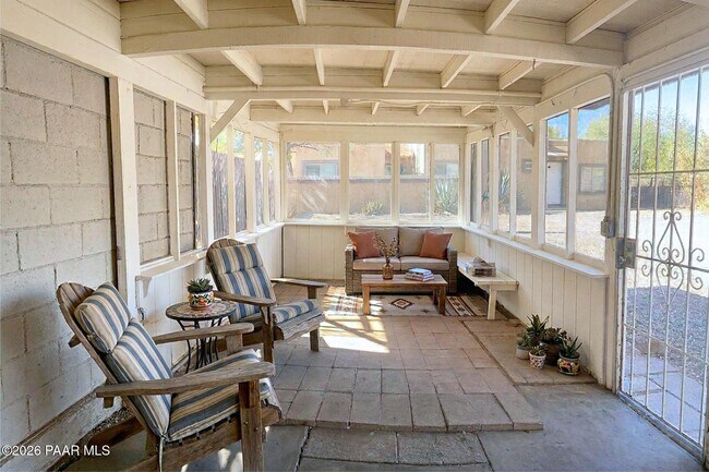 Foto del edificio - 2143 N Bell Ave