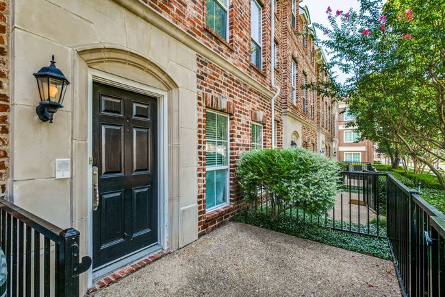 Building Photo - Easy walking distance to SMU campus!