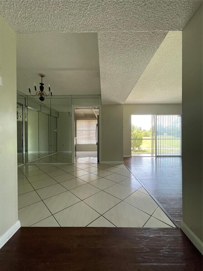 Building Photo - 4158 Inverrary Dr