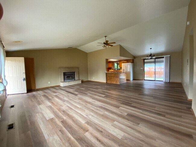 Building Photo - Beautiful Ranch Style Home