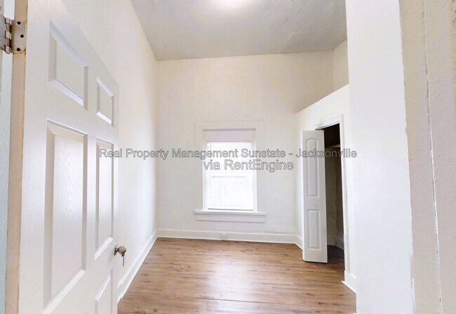 Foto del edificio - 2332 Moncrief Rd
