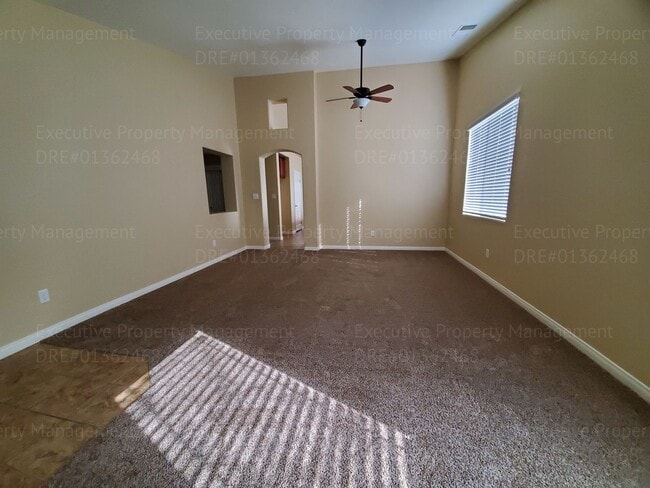 Building Photo - Charming 4 bedrooms 2 baths.
