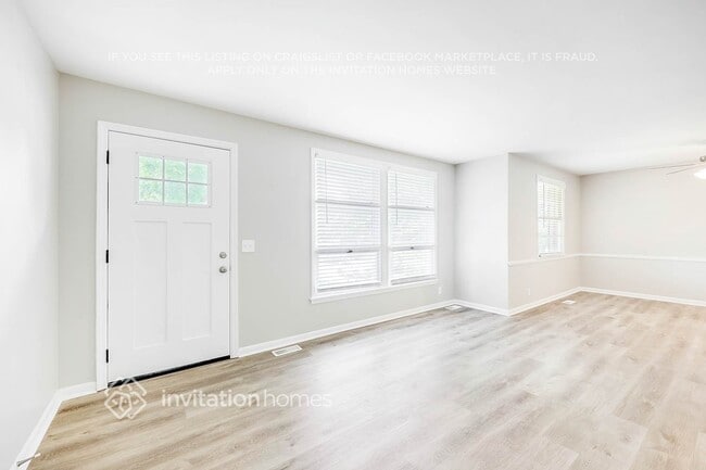Foto del edificio - 562 Whispering Hills Dr