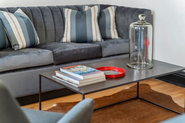 Building Photo - 1423 W Addison St