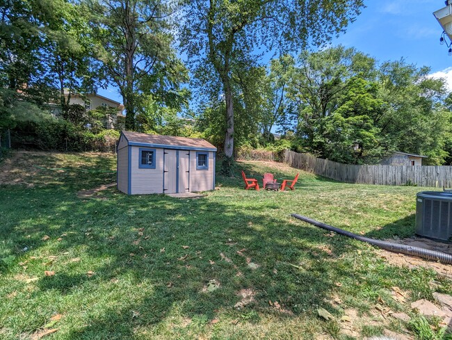 Fully fenced backyard with toolshed - 4432 Roundhill Rd