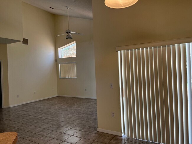 Building Photo - 2 Story Home. 3bed/3bath home/bonus room