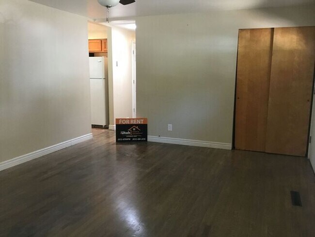 Building Photo - 4 Bedroom 2 Bath Home 2 Car Garage. Dog Fr...