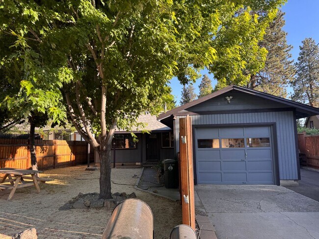 Building Photo - Fully Remodeled 3BR/1BA in the Heart of Bend