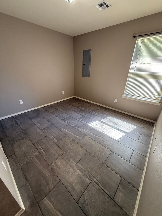 Building Photo - 2 Bed 1 Bath House, Total Electric, Yard Care Included.