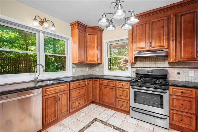 Foto del edificio - Elegant Multi-Level Brick Residence with Outdoor Oasis