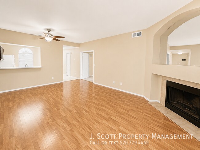 Building Photo - 930 N Mesa Dr