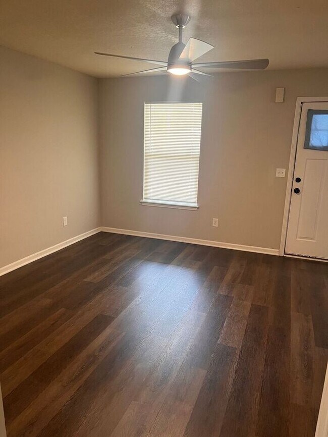 Building Photo - Beautifully Redone 4 bedroom, 2 bathroom h...