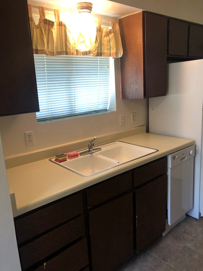 Building Photo - 1039 E 8600 S