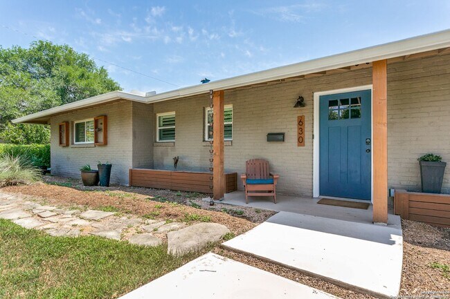 Foto del edificio - 4-BEDROOM, SINGLE STORY IN ALAMO HEIGHTS