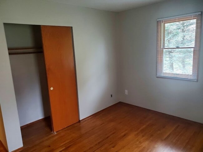 Building Photo - Amazing 4 Bedroom Shorewood Home--3 Garage...
