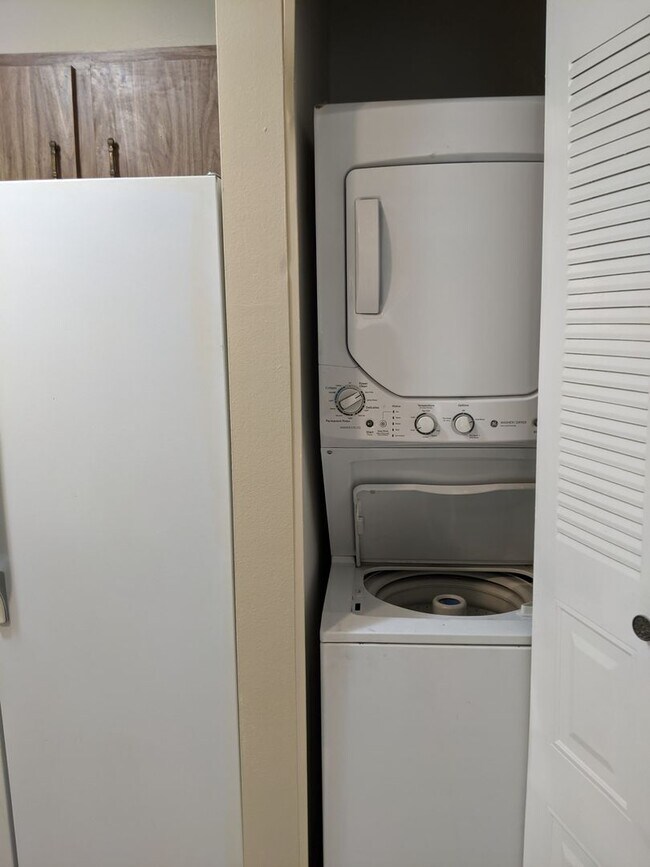 Building Photo - Oakwood Villas - Two Bedroom Two Bath Townhouse