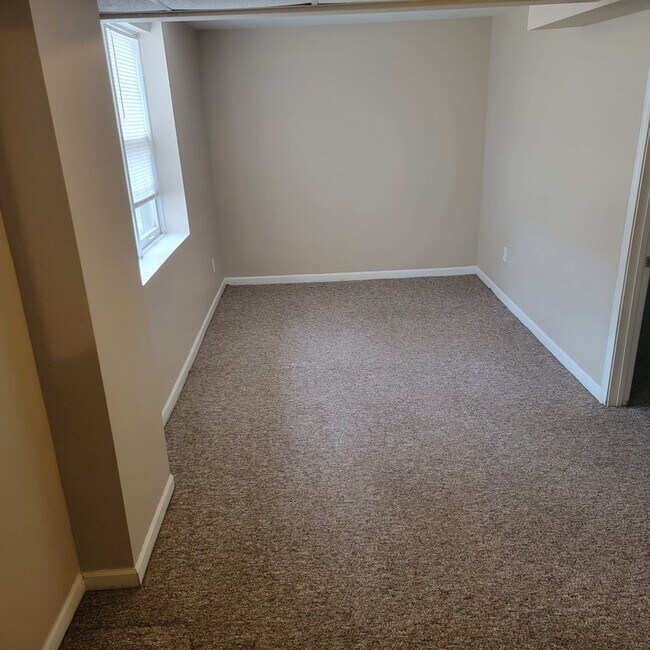 1254 E 36th Ct, Des Moines, IA 50317 House for Rent in Des Moines, IA