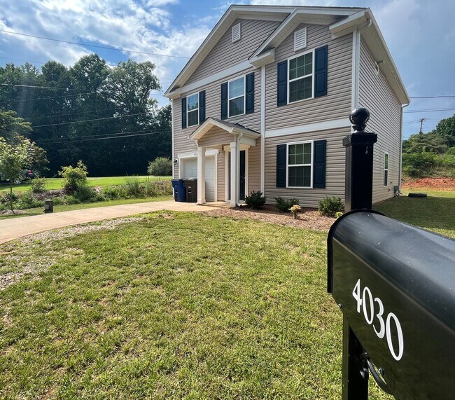 Building Photo - Beautiful 3 bedroom, 2 1/2 bathroom home i...