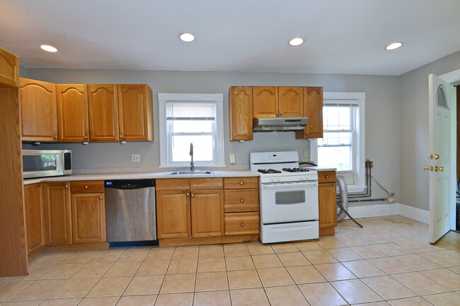 Photo - 75 Munroe St Apartments