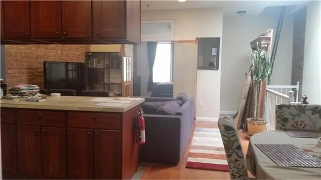 Building Photo - 366 Lewis Ave