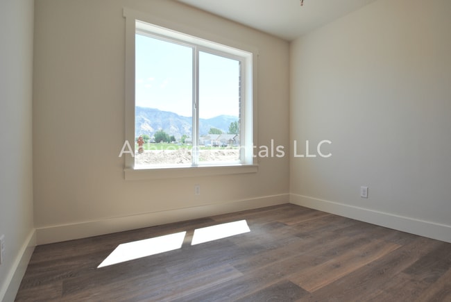 Building Photo - Conveniently Located North Logan Village Townhome | Near Utah State and Hospitals