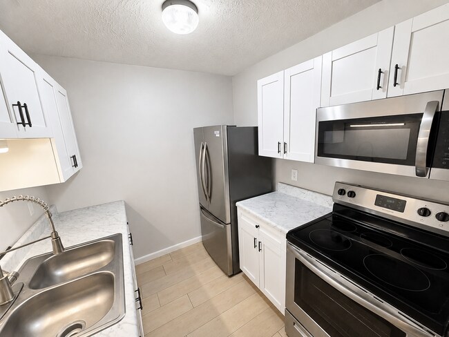 Cocina - 2018 Merrill Ave