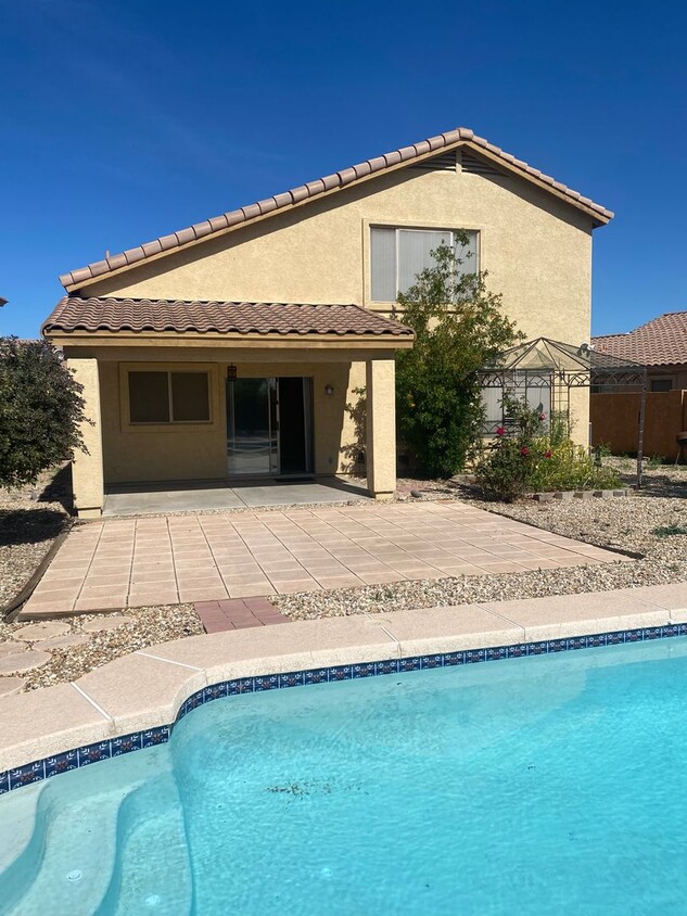 Foto principal - 3 bed / 3 bath w/Pool on Large Lot in Glen...