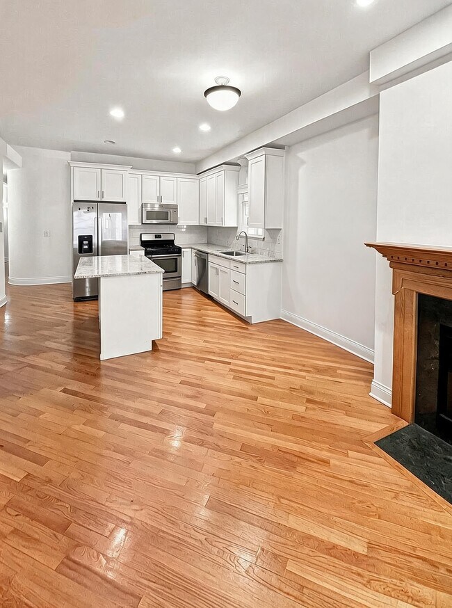 Building Photo - 1657 W Wrightwood Ave