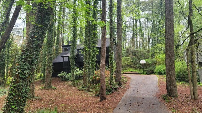 Building Photo - 4621 Kings Crossing Dr NE