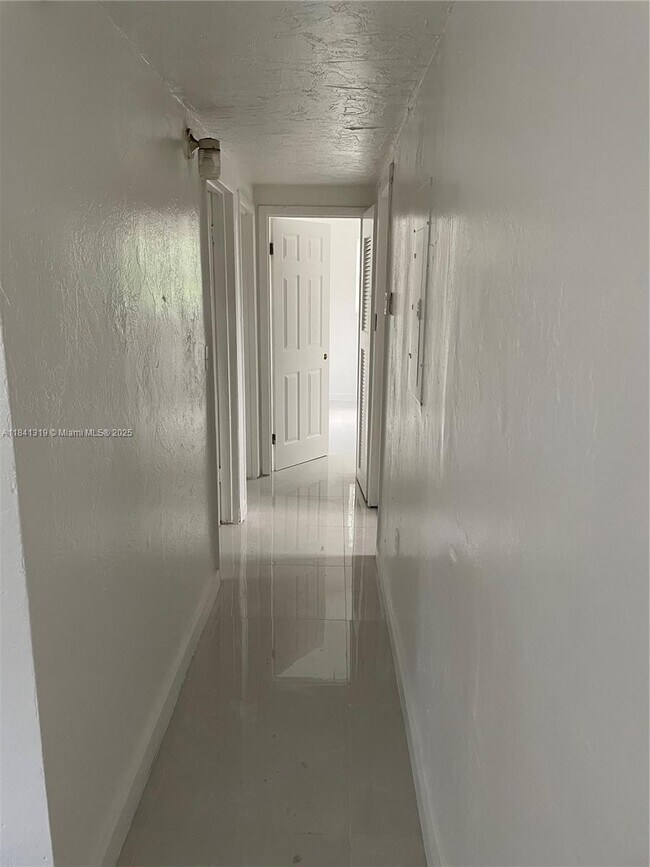 Foto del edificio - 1400 NW 73rd St