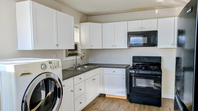 Building Photo - 426 Navajo St