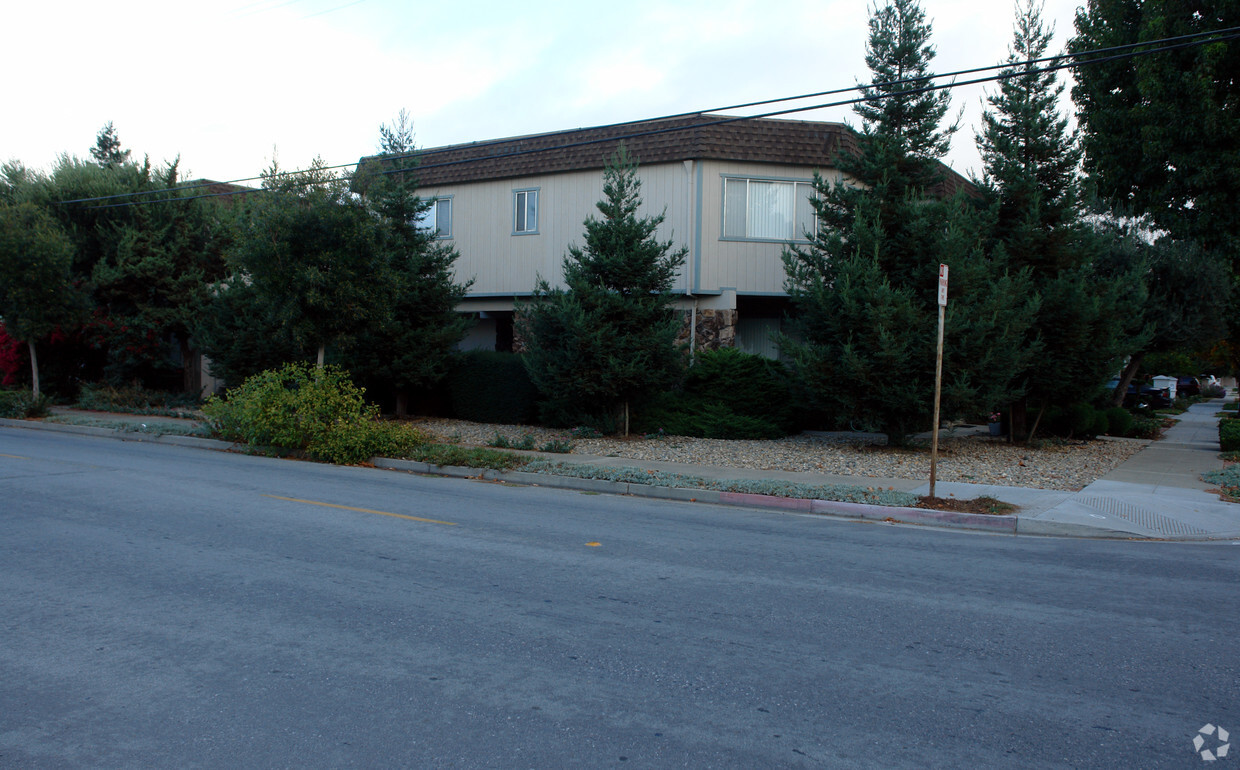 Building Photo - 215 W Olive Ave