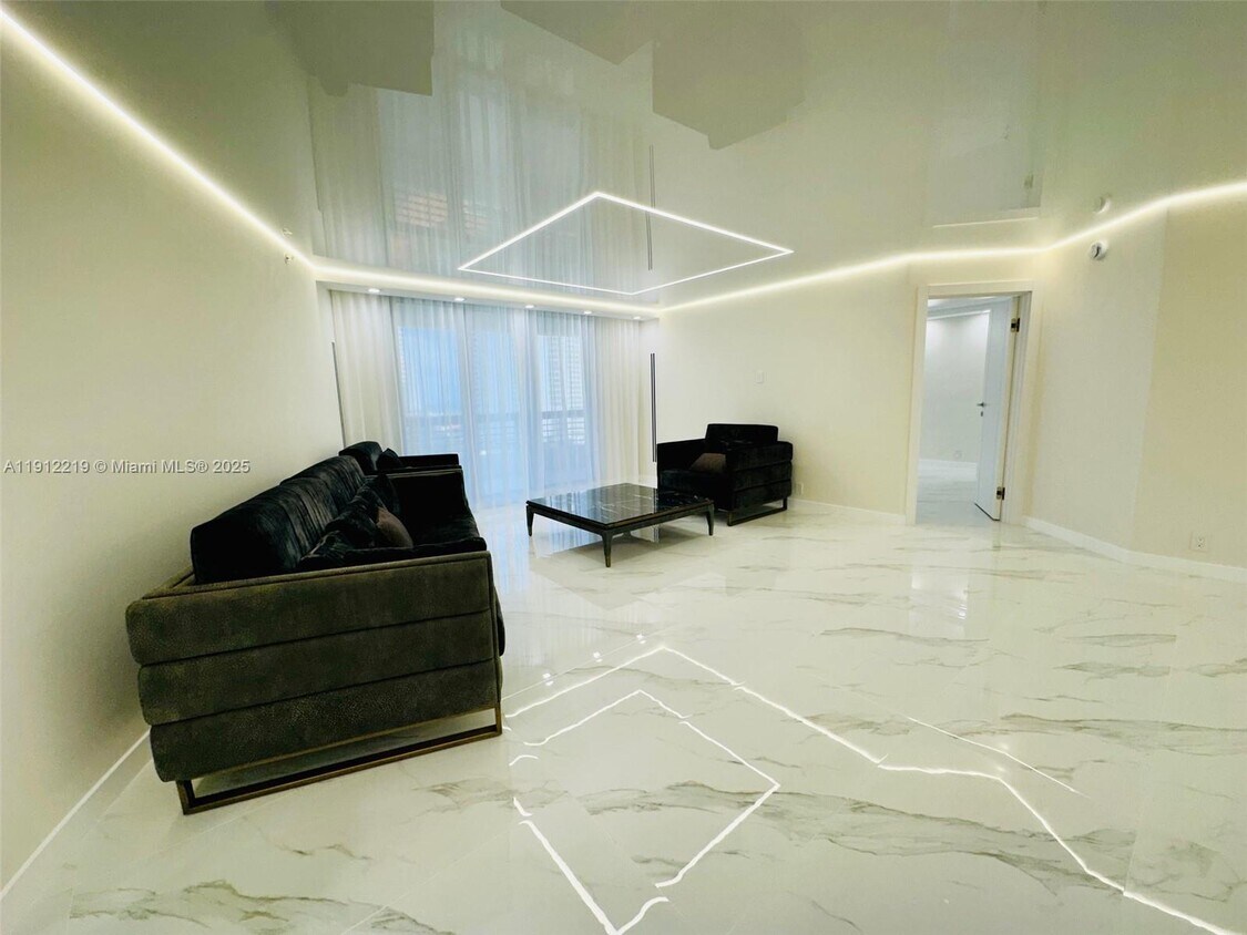 Foto principal - 3500 Mystic Pointe Dr