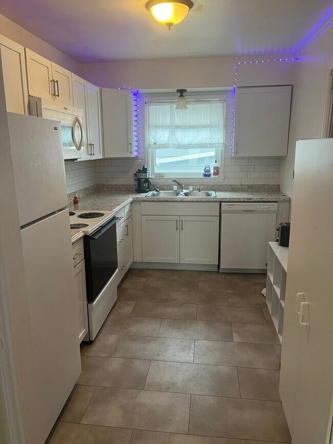 Building Photo - 1 1/2 Story Home in Fargo 3 bedrooms, 2 Ba...