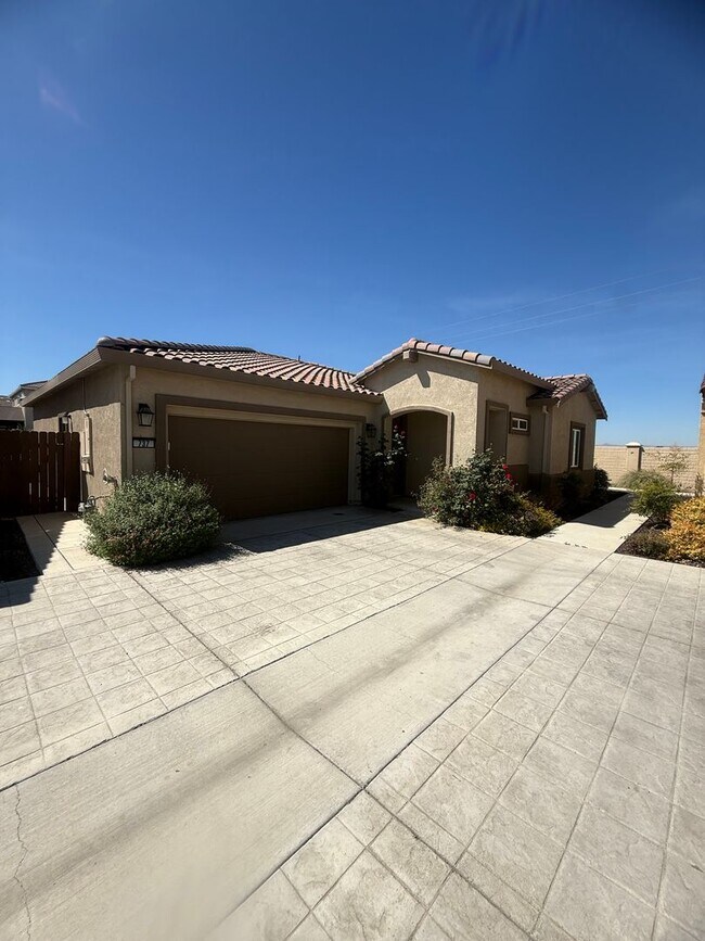 Building Photo - Beautiful 2 Bed / 2 Bath Home in 55+ Gated Community – Move-In Ready!