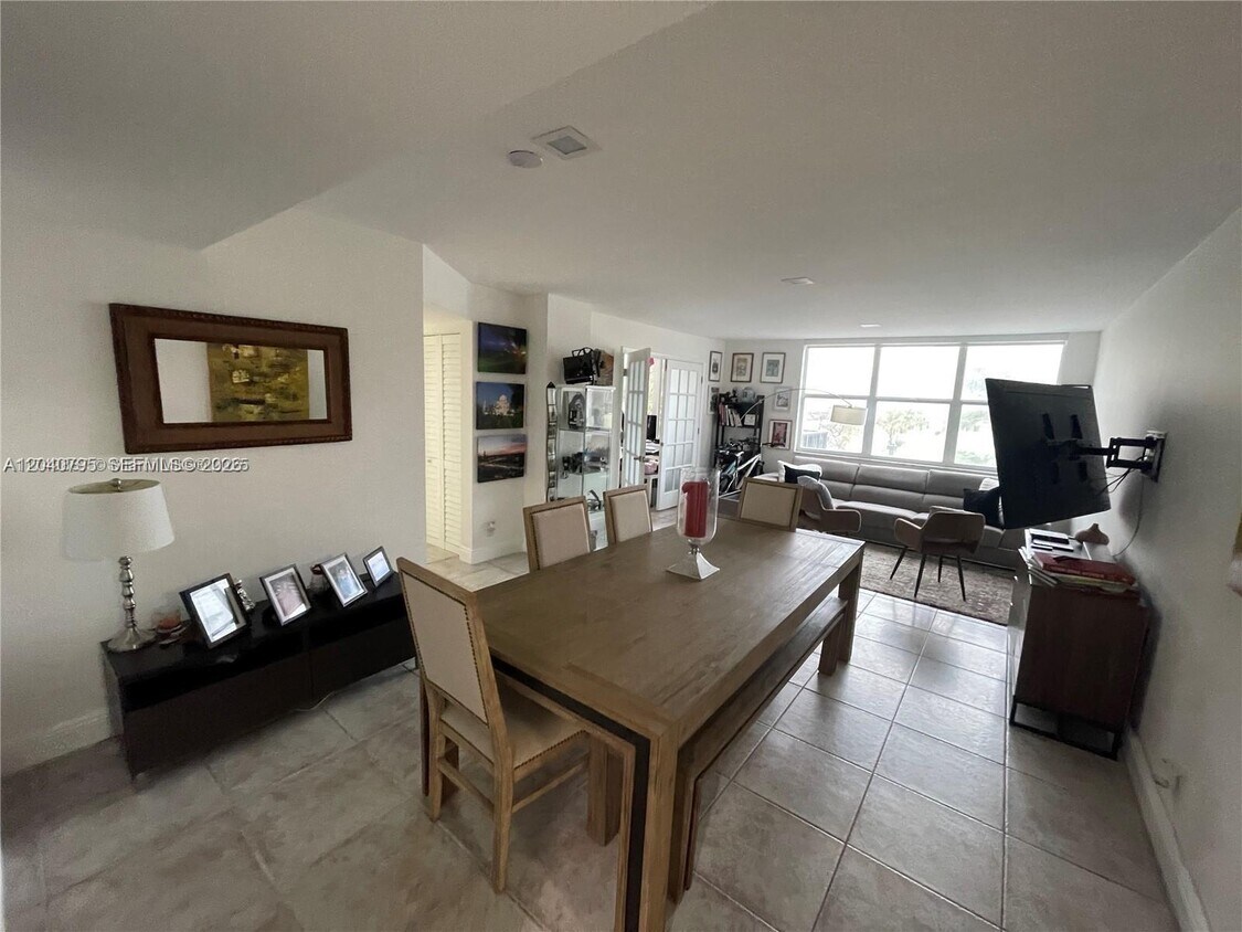 Building Photo - 8800 SW 123rd Ct