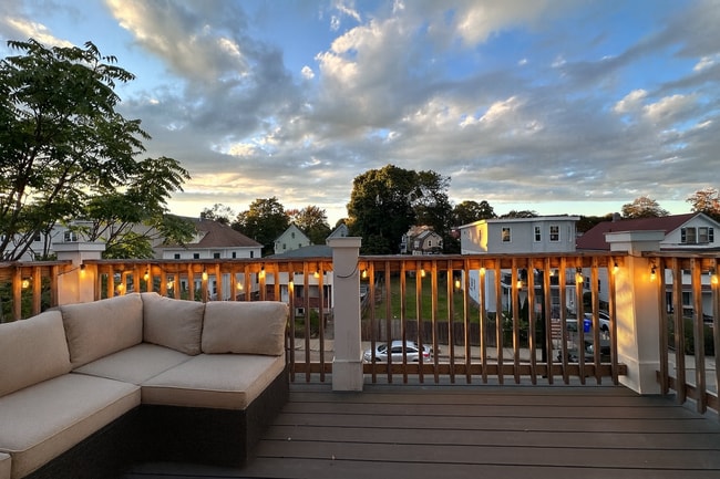 Building Photo - 620 River St