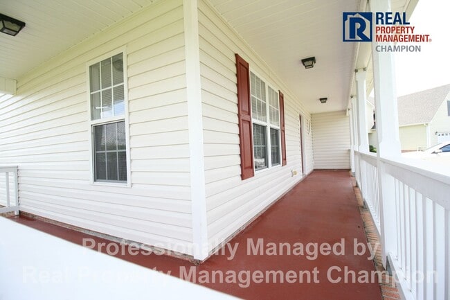 Building Photo - Charming 4 BD/2.5 BA with Wrap Around Porc...