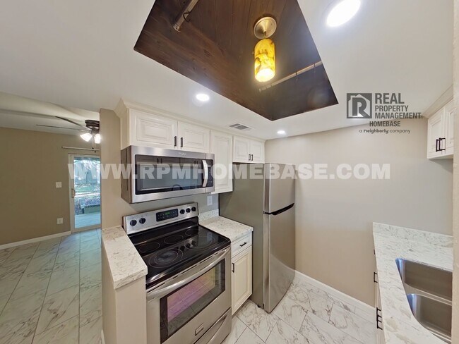 Foto del edificio - Updated Spanish Trail Townhome | 2BR/1.5BA | Fenced Yard | Near UWF & Hospital