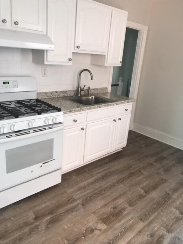 Foto principal - 127 W 4th St