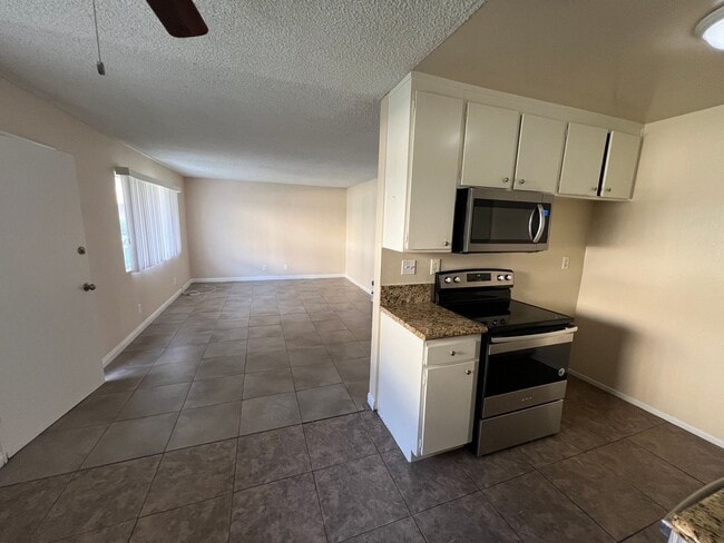 Building Photo - 2 Bedroom/ 2 Bath upstairs unit located in Long Beach!