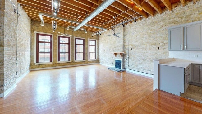 Building Photo - 321 N Broadway