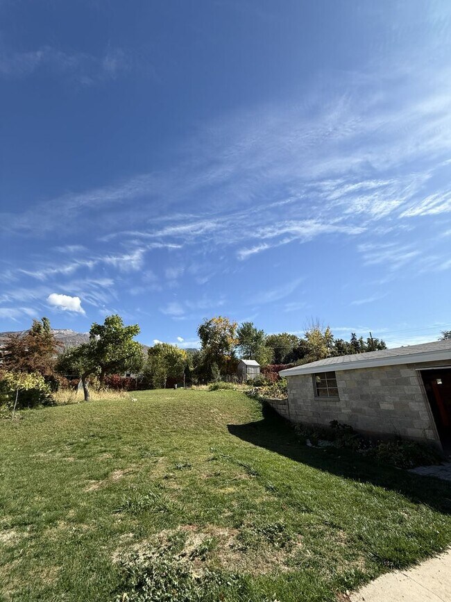 Foto del edificio - Cute, Comfy & Convenient — 4-Bedroom Ogden...