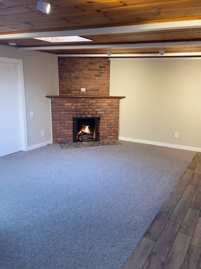 Building Photo - 828 Bayview Dr